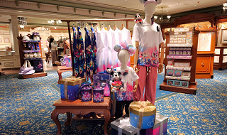 【香港ディズニー20周年グッズ】全グッズシリーズ総合まとめ！ミッキーやダッフィー、日本人デザイナーとのコラボも！値段や販売場所を解説！