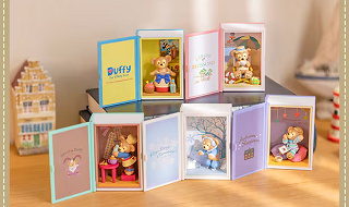 【12/18発売】過去のアートがデザインされたダッフィーグッズが登場！ダッフィーとの思い出がよみがえる♡