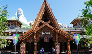 【シス調頻発】アナとエルサのフローズンジャーニーはなぜ止まる？システム調整や緊急休止が多い理由とは