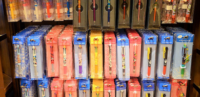 最新 ディズニーランド シーのボールペン91選 バラマキ土産に人気のボールペンセットも