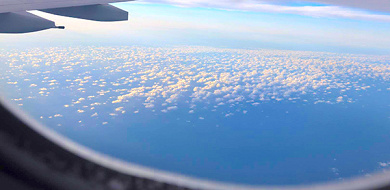 【ハワイ】飛行機でのフライト時間はどのくらい？機内での過ごし方、時差ボケ対策、持ち物も！