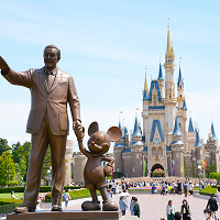 子連れディズニーに抱っこひもは必要？ベビーカーがあればいらない？年齢別に必要度をご紹介！