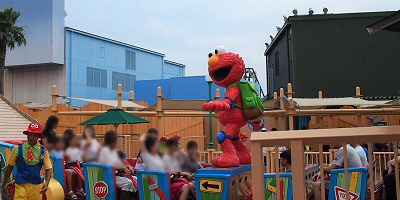 【USJ】エルモのゴーゴースケートボードってどんなアトラクション？待ち時間、怖さ、場所、予約方法を解説！