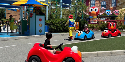 【USJ】エルモのリトルドライブってどんなアトラクション？何歳から何歳まで乗れる？待ち時間、魅力、楽しみ方を解説！