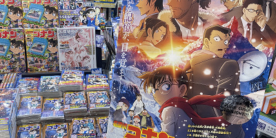 【名探偵コナン映画】歴代主題歌全28曲一覧！アーティスト&曲名を振り返り！『隻眼の残像』主題歌も紹介