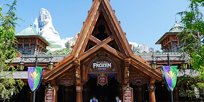 【シス調頻発】アナとエルサのフローズンジャーニーはなぜ止まる？システム調整や緊急休止が多い理由とは