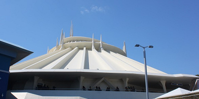 ディズニーランド・トゥモローランドのアトラクション一覧