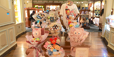 【2026最新】香港ディズニーお土産・グッズ総合情報！20周年も！アナ雪、マーベル、ダッフィー、リーナベル、カチューシャの販売場所や値段！