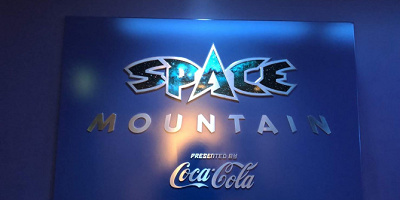 【必見】スペースマウンテンはどれだけ怖い？速度・浮遊感・怖くない方法！都市伝説も