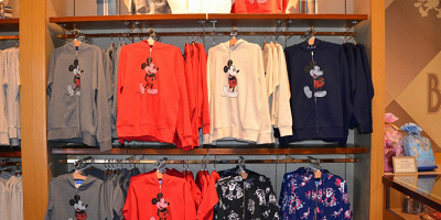 ディズニーのファッショングッズ9種類！パーカー＆Tシャツ・アクセサリーなど種類豊富