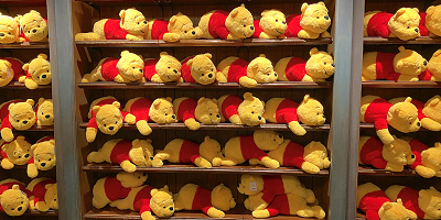 【2025】プーさんグッズ全種まとめ！ディズニーで買えるお菓子やぬいぐるみ、ベビー用品も！