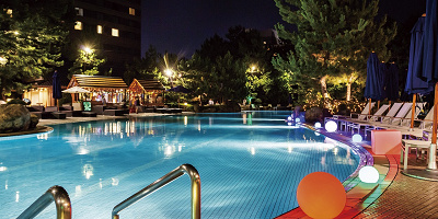 【2020】営業中のおすすめナイトプール5選！コロナ対策で完全予約制・宿泊者限定のプールも