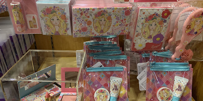 【ディズニーランド】ラプンツェルコスメグッズ7選！リップカラー、パウダーチーク、マルチパレットなど！