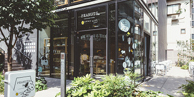 【2023】スヌーピーファン必見のピーナッツカフェ原宿を解説！予約はできる？メニューやグッズ情報も