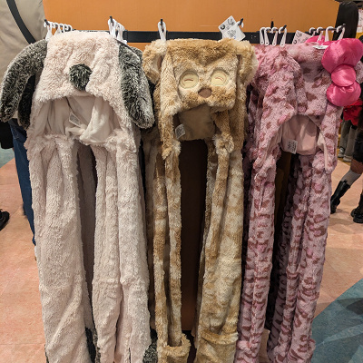 ティムマフラーハット(中央)