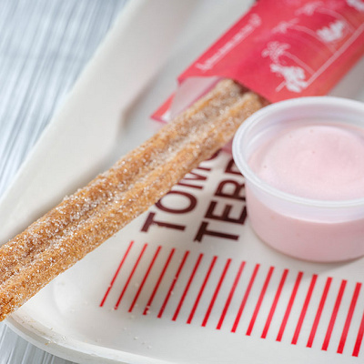 ミッキーチュロス（シナモン）、ストロベリーアイス付き