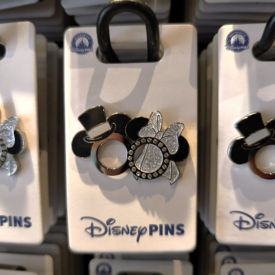 アナハイムディズニーのピンバッジ：リング型ミッキー＆ミニー