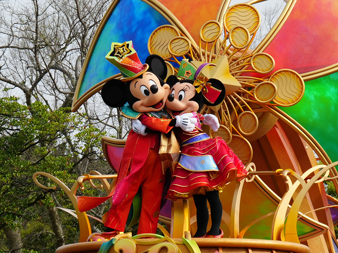 ディズニーランドのパレードルートを解説 おすすめ鑑賞スポットや注意点も