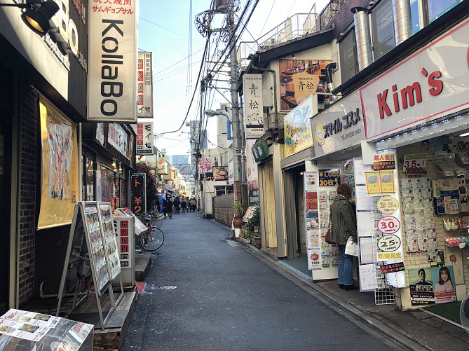 新大久保 イケメン通りはメインストリートからすぐ 韓国料理店 食べ歩きグルメ