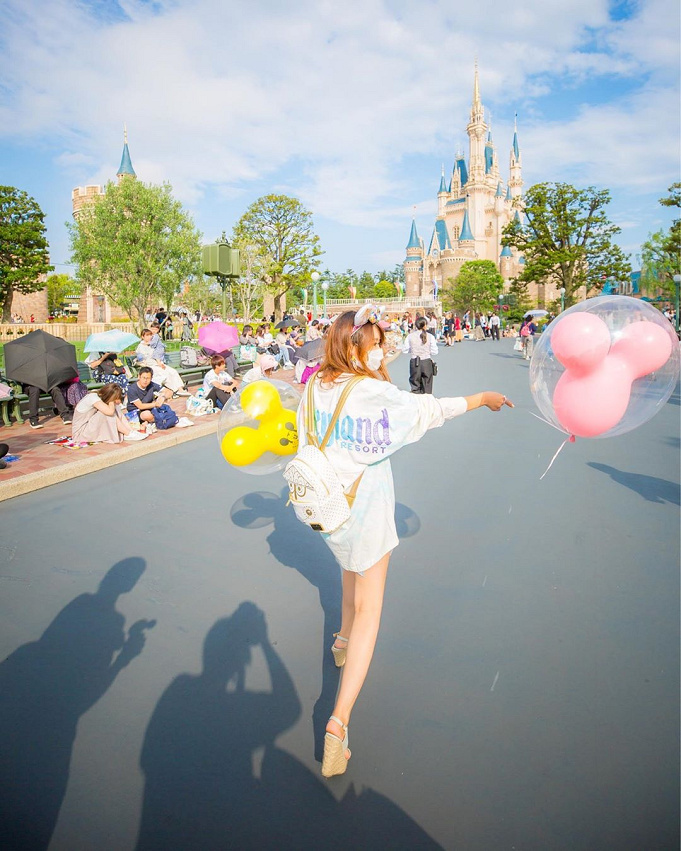 夏 ディズニーコーデ選 6月 7月 8月の服装のポイント 持ち物は 友達 カップルで楽しもう