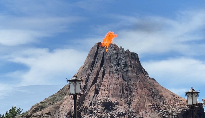 プロメテウス火山 噴火にミッキーが 仕組みや構造 モデルは ディズニーシーの火山