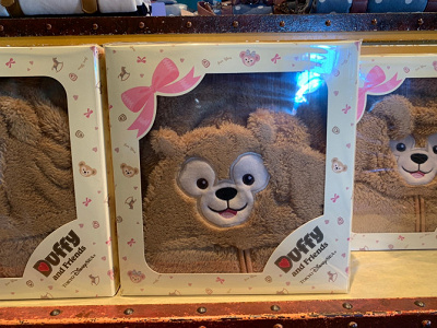 ディズニー出産祝い ベビーグッズ24選 ダッフィーなりきりカバーオールやおくるみが販売中