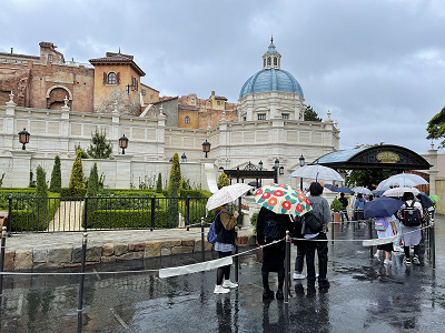 ディズニーシー 雨の日の楽しみ方7選 アトラクションに乗り放題 隠れミッキー探しもおすすめ