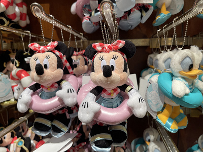 6 9発売 22年ディズニー夏グッズ Suisui Summer まとめ 販売場所 種類 値段を紹介 ぬいぐるみバッジも発売決定