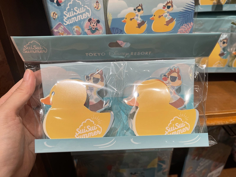 6 9発売 22年ディズニー夏グッズ Suisui Summer まとめ 販売場所 種類 値段を紹介 ぬいぐるみバッジも発売決定