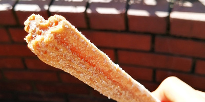 【2025年10月最新】ディズニーランドのチュロス全4種類の味・販売場所・値段まとめ!期間限定の味も!