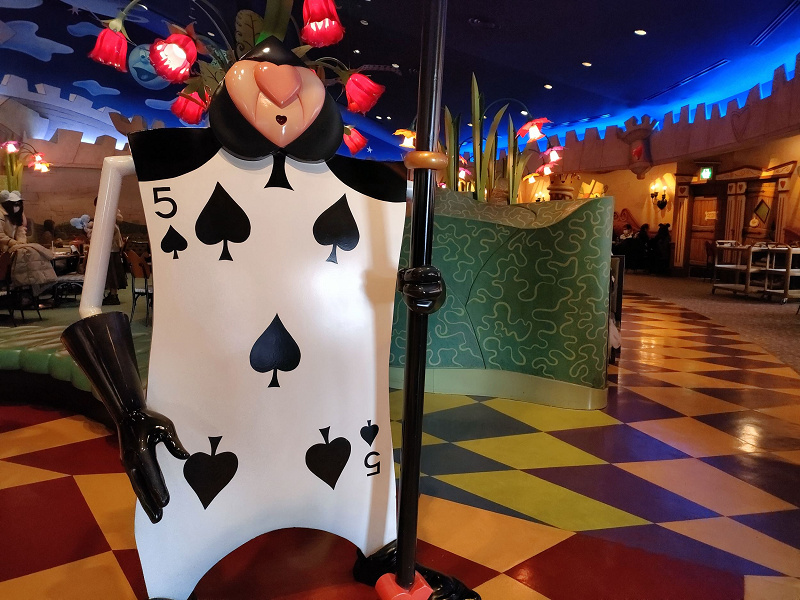 クイーン オブ ハートのバンケットホール トランプ兵 キャステル Castel ディズニー情報