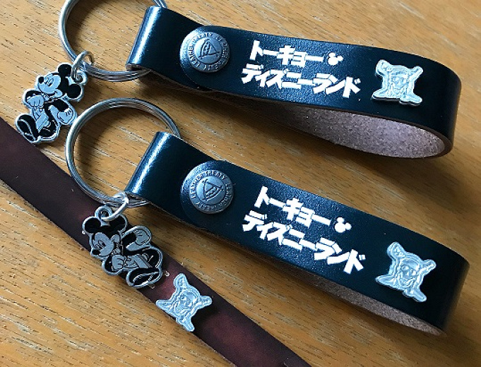 フロンティア ウッドクラフトでレザーのオリジナルグッズを ディズニーランドのお土産に 値段もご紹介