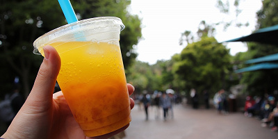 【2025】ディズニーのひんやりドリンク値段&販売場所まとめ!暑い夏のパークにおすすめ