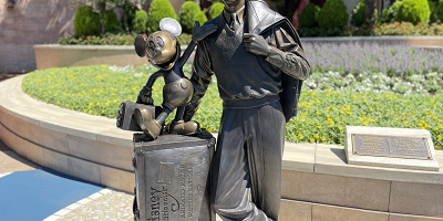 【ストーリーテラーズ像】ディズニーシーにあるウォルト・ディズニーとミッキーの像を解説!