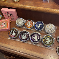 【2025】ディズニーで買えるコンパクトミラーの種類・値段・販売場所まとめ!大人可愛いディズニーグッズはコレ!