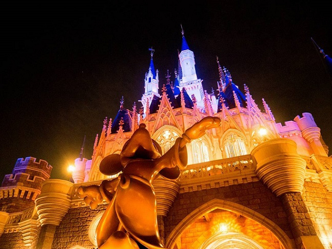 ディズニーランドの夜景スポットおすすめ12選 インスタ映えやカップル向けや穴場も
