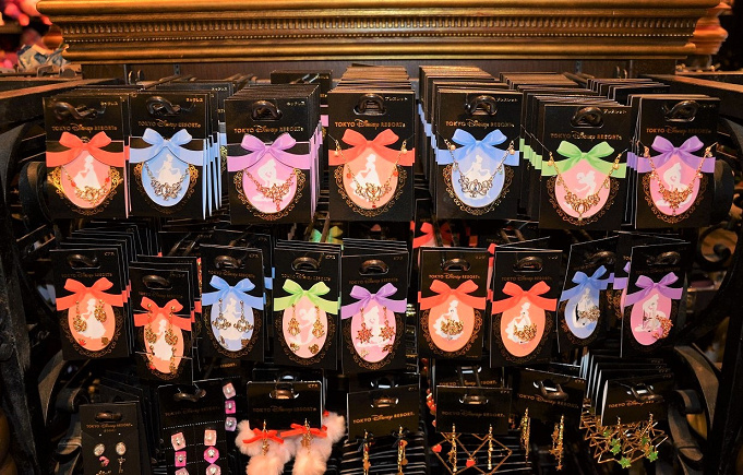 ディズニーで買える白雪姫のグッズ15選 人気のキーチェーンやマグなどかわいいお土産をチェック