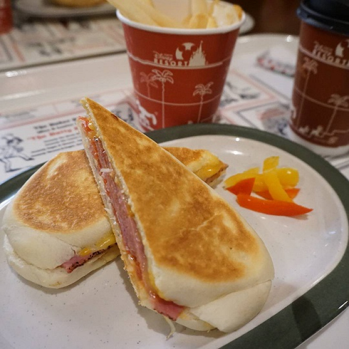 ニューヨーク デリ テイクアウトok メニュー 値段 ディズニーシーの食べ歩きにも