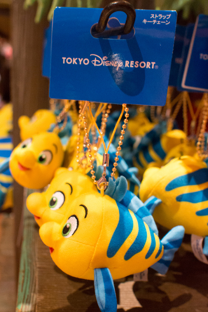 アリエルグッズ ディズニーランド シーで買えるお土産まとめ ぬいぐるみ ストラップ Tシャツなど