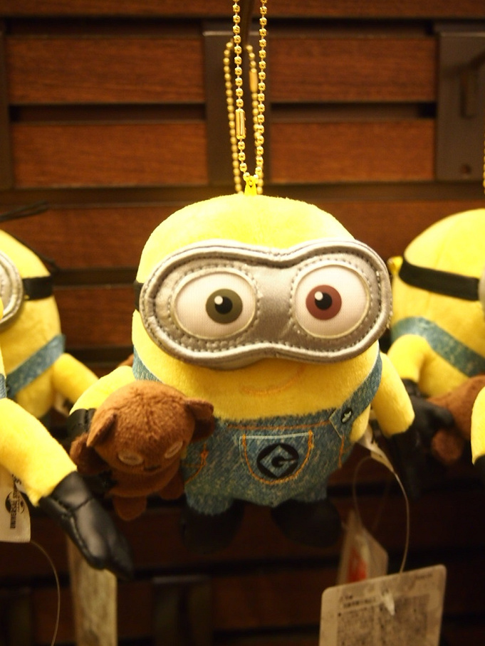 ミニオン ボブの特徴は目の色とクマのぬいぐるみ ティムのぬいぐるみを持ったオッドアイのミニオン