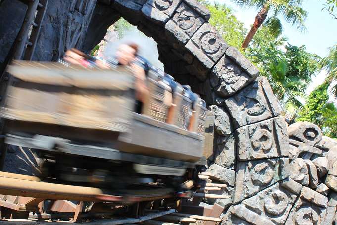 Tds レイジングスピリッツのストーリー トリビアまとめ 待ち時間や怖さについてもチェック