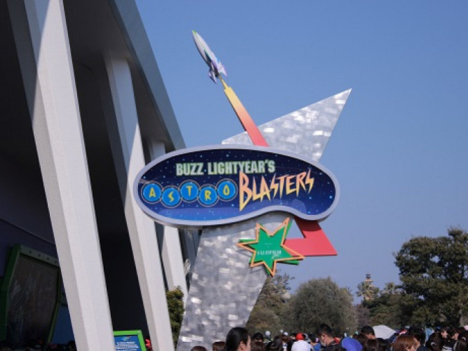 バズ ライトイヤーのアストロブラスターの隠れミッキーのヒント バズ ライトイヤーのアストロブラスターの隠れミッキーのヒント