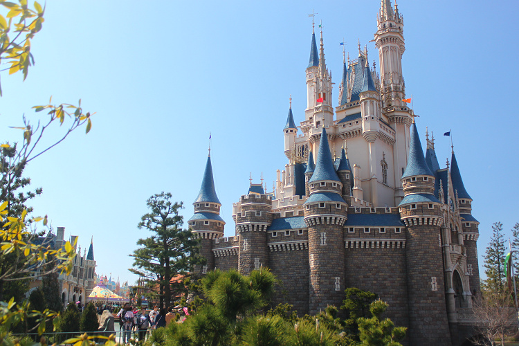 あるある ディズニーでイライラする瞬間8選 混雑 開園ダッシュ 前が見えない あるある ディズニーでイライラする瞬間8選 混雑 開園ダッシュ 前が見えない