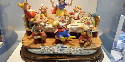 【七人の小人】白雪姫に登場する小人たちの名前や性格は?あの名曲の歌詞紹介も!