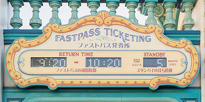 【ファストパス】使い方・攻略法・対象アトラクションまとめ!事前に取得可能?スマホ対応も!