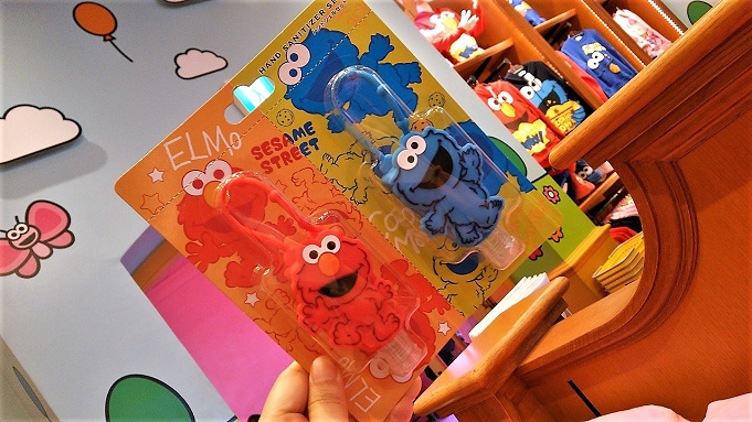 Usjのクッキーモンスターグッズ10選 ぬいぐるみ カチューシャ バッグ パスケース お菓子