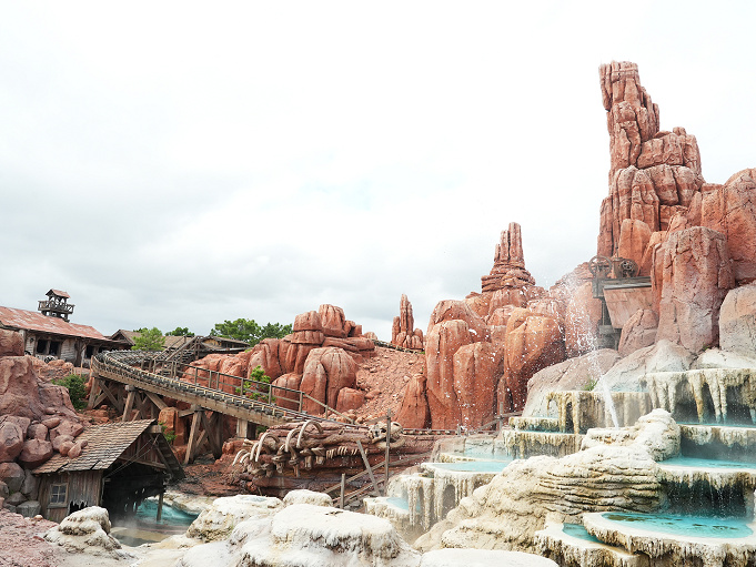 ビッグサンダー マウンテンは怖い 怖い理由 速度 落差まとめ 怖くなくなるコツや楽しめるポイントも ビッグサンダー マウンテンは怖い 怖い理由 速度 落差まとめ 怖くなくなるコツや楽しめるポイントも