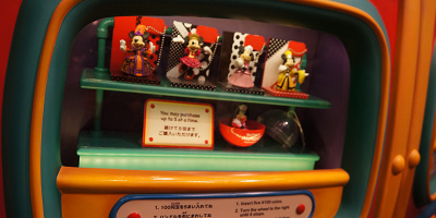 【ディズニーランドのカプセルトイ】販売場所&マシンの名前は?ガチャガチャの楽しみ方まとめ