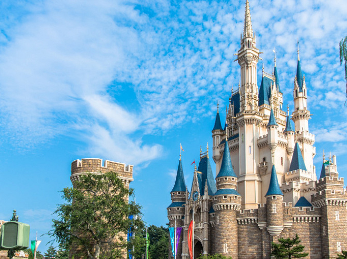 ディズニーランドの乗り物 25種類まとめ 各アトラクションの特徴 定員 年齢 身長制限など ディズニーランドの乗り物 25種類まとめ 各アトラクションの特徴 定員 年齢 身長制限など