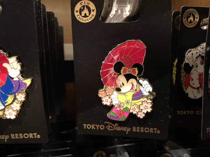 ディズニーピンバッジ ランド シーで買えるグッズまとめ キャラクター アトラクションデザインなど